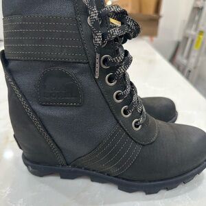 Sorel Women's Black wedge Boots